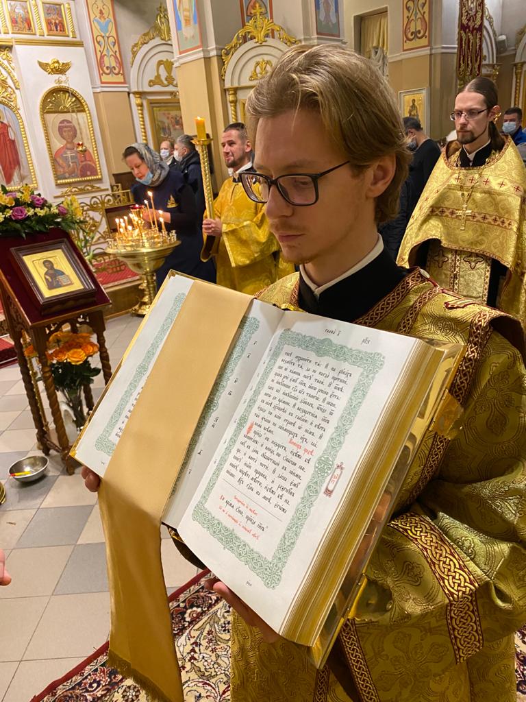 новый год как богослужение. никольский храм ессентуки иконы. новогодняя служба в храме 31 декабря. новогодняя литургия. храм серафима саровского в арзамасе.