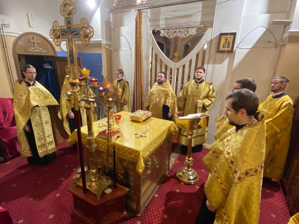 новый год на службе. новой год богослужение. служба на новый год в храме. новогодняя служба в храме 31 декабря. новогодняя служба.